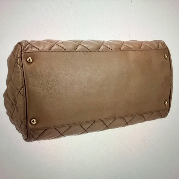 Chanel Quilted Leather Shoulder Bag - Picture 4 of 15